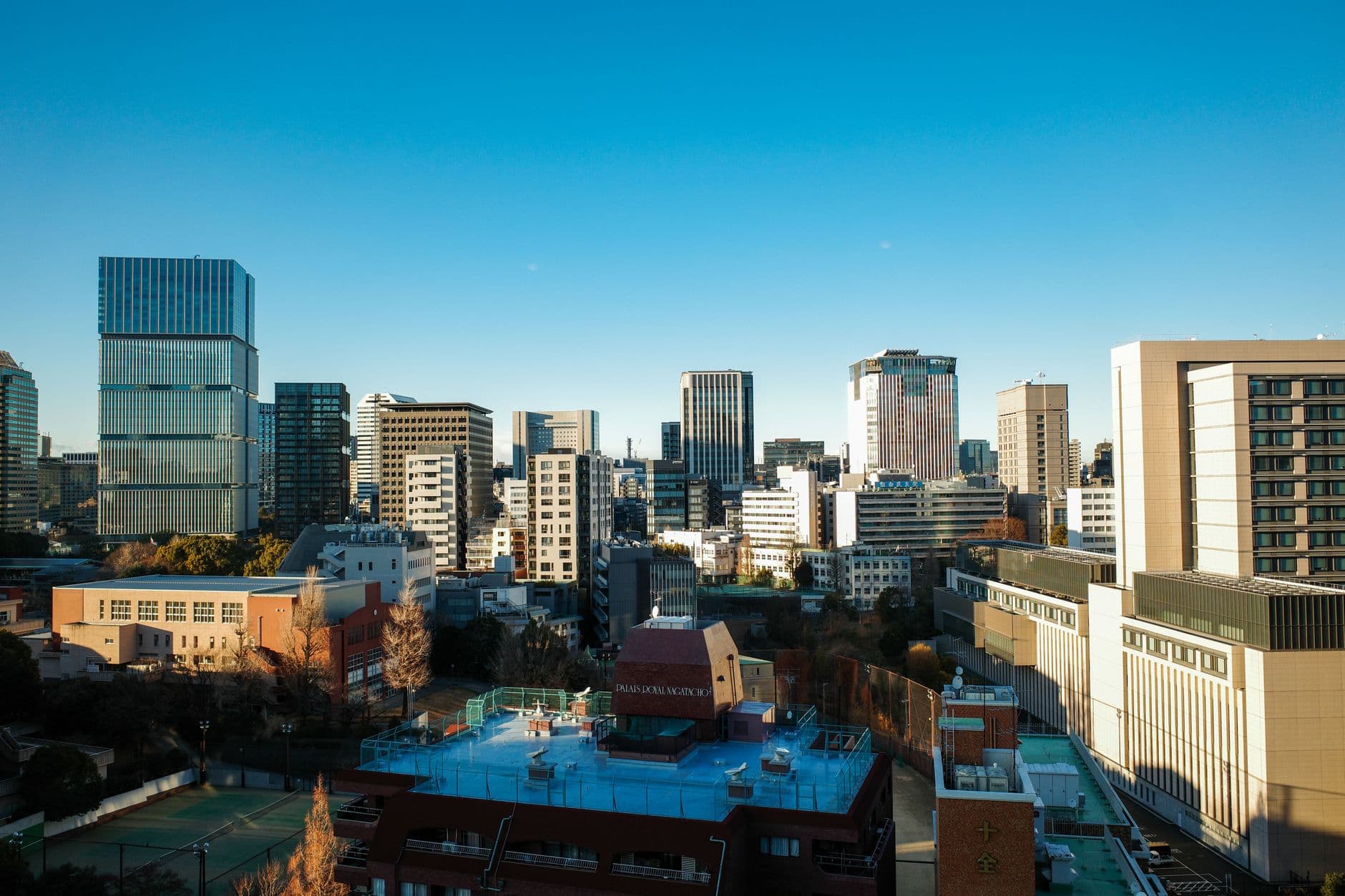 晴れた日の東京のオフィスビル街を高所から見た風景
