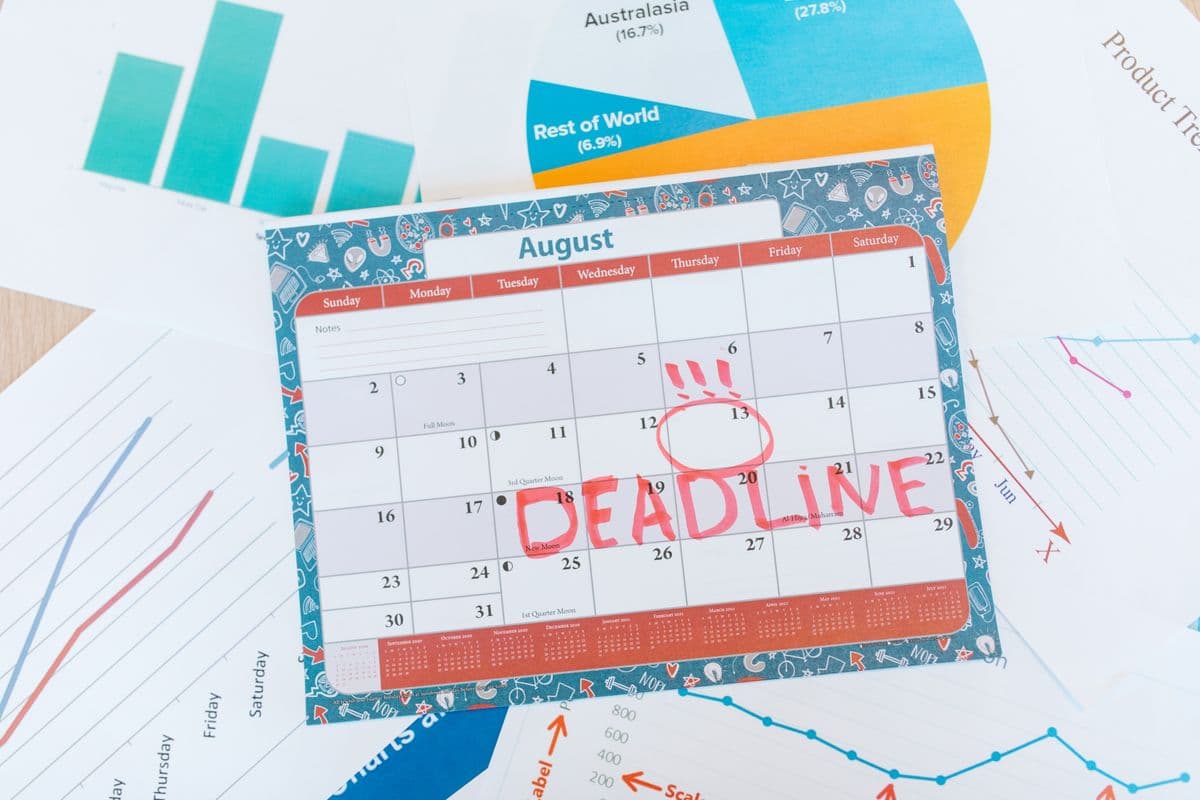 8月のカレンダーに赤字でDEADLINEと書き込まれた締切のイメージ
